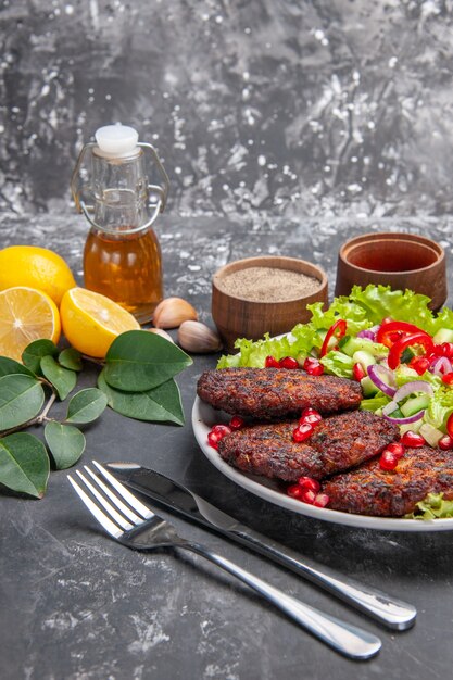 Frente deliciosas costeletas de carne com salada fresca