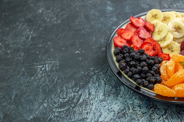 Frente, frutas fatiadas deliciosas dentro do prato em cor cinza exótica vida saudável foto suave árvore madura sombra