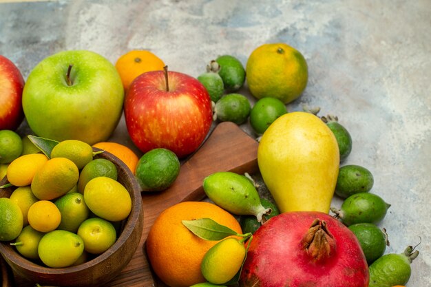 Frente frutas frescas diferentes frutas maduras e maduras no fundo branco baga saúde saborosa cor dieta