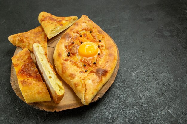 Frente pão com ovo cozido delicioso recém-saído do forno no espaço cinza escuro