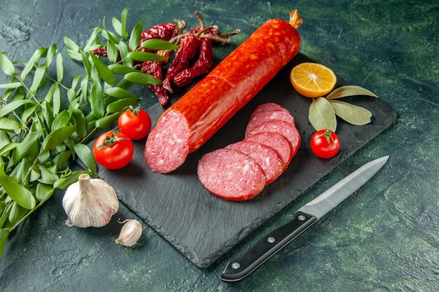 Frente salsicha fresca saborosa com tomates em carne azul comida hambúrguer sanduíche cor de pão