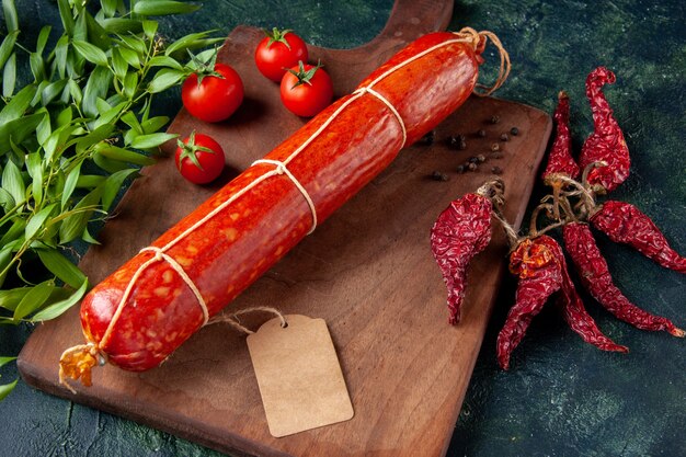 Frente salsicha saborosa fresca com tomate no escuro animal sanduíche refeição pão pão hambúrguer comida cor carne