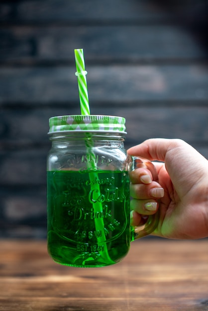 Frente suco de maçã verde dentro da lata com canudo na mesa de madeira bebida foto cocktail bar frutas cor