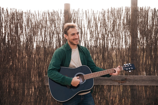 Frente, vista, sorrindo, homem, violão jogo