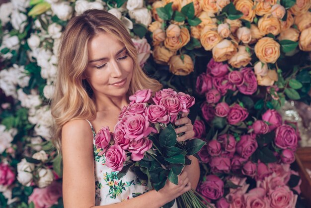 Fresco, bonito, mulher jovem, segurando, rosa, buquet, em, mão