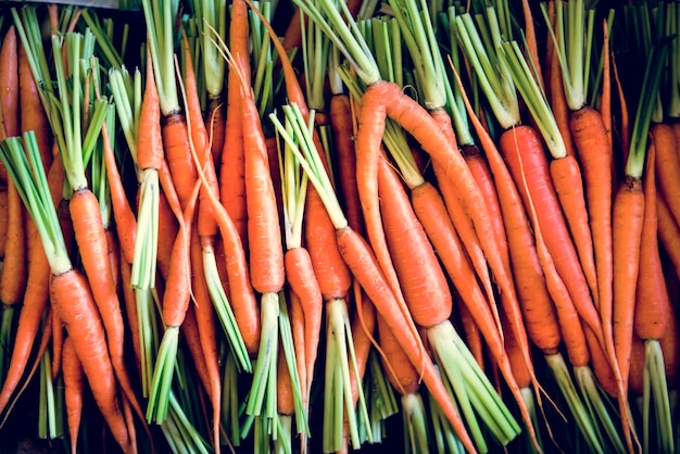 Foto grátis frescura de alimentos naturais cenoura orgânica