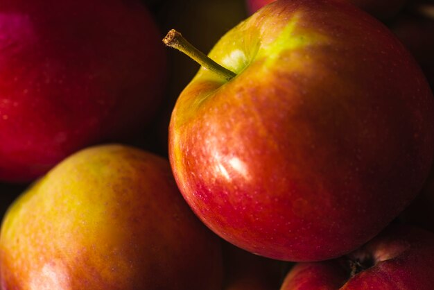 Frescura de maçãs vermelhas maduras