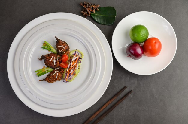 Fried Stir Catfish picante na placa branca com chopsticks. Comida tailandesa.