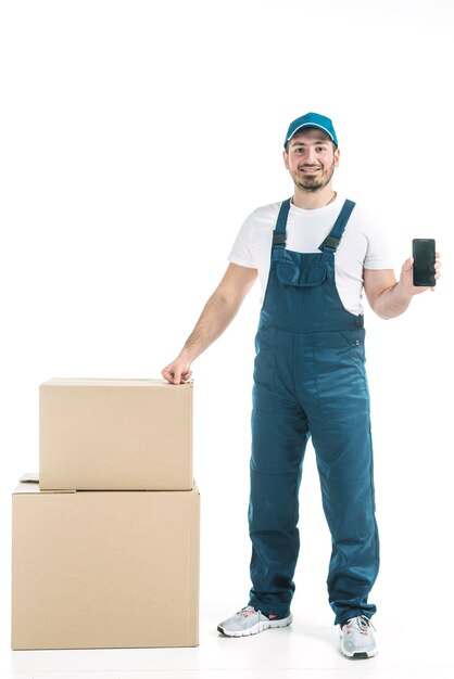 Friendly deliveryman mostrando smartphone