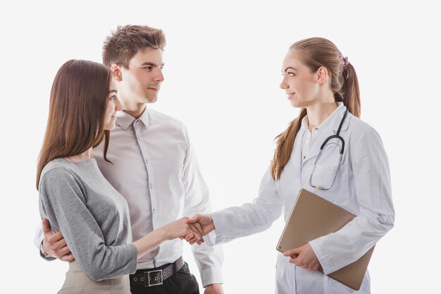 Friendly handshaking médico com casal