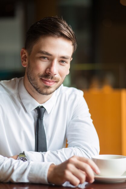 Friendly Handsome Business Leader no Café