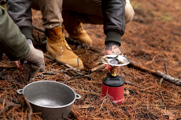 Foto grátis friensds curtindo seu acampamento de inverno