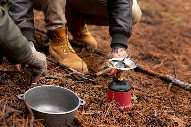 Friensds curtindo seu acampamento de inverno