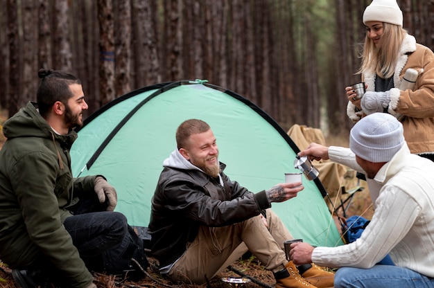 Foto grátis friensds curtindo seu acampamento de inverno