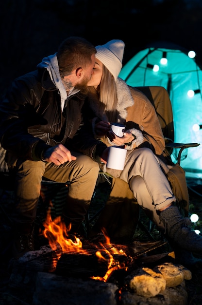 Foto grátis friensds curtindo seu acampamento de inverno