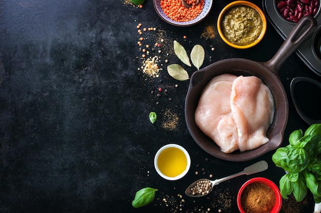 Frigideira com filetes de frango e várias especiarias