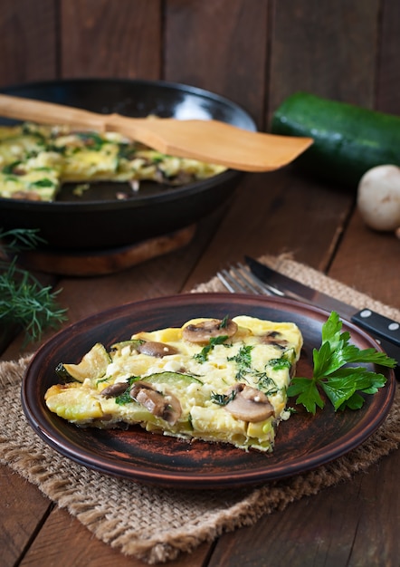 Fritada com cogumelos, abobrinha e queijo