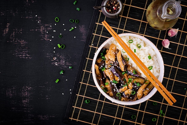 Frite com frango, berinjela e arroz cozido