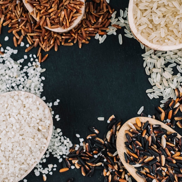 Foto grátis fronteira de colheres e arroz