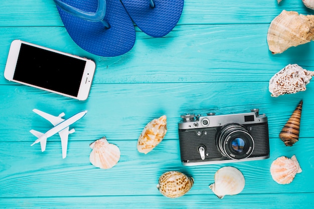 Foto grátis fronteira de conchas e suprimentos de viagem