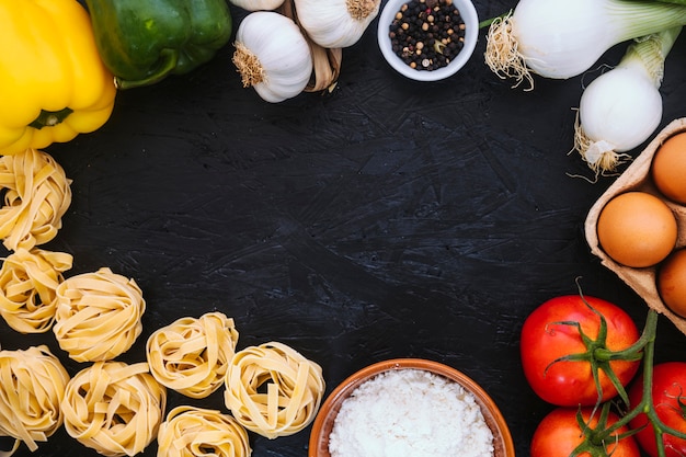 Fronteira de tagliatelle e ingredientes