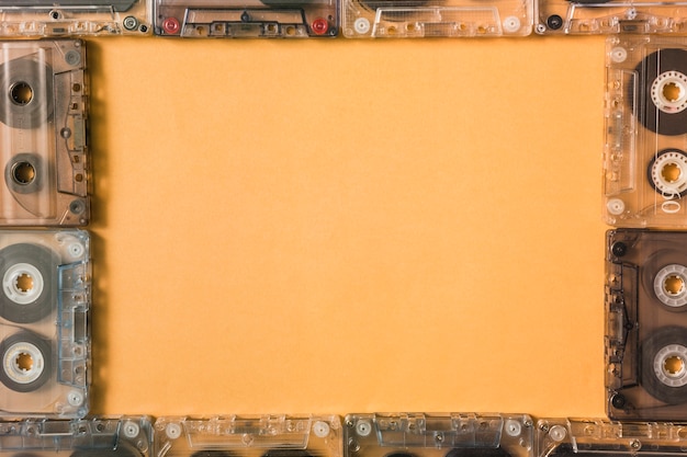 Foto grátis fronteira do quadro feito com fitas cassete transparentes em fundo colorido