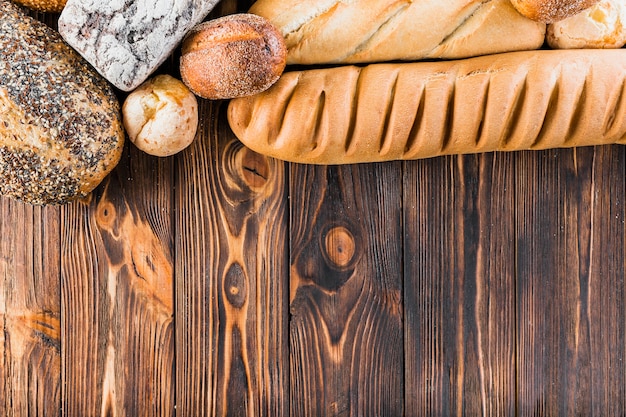 Fronteira superior feita com pão fresco e baguete na mesa de madeira