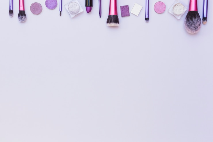 Foto grátis fronteira superior organizada com produtos cosméticos em fundo branco