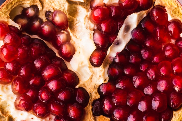 Foto grátis fruta e sementes de romã madura vermelha