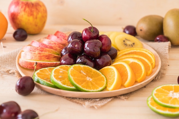 Foto grátis fruta em fatias misturadas