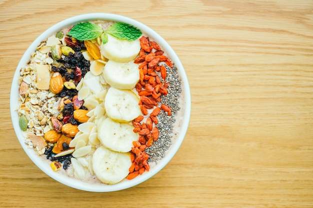 Fruta mista com muesli e granola