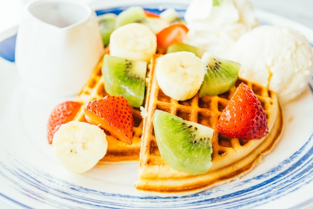 Fruta misturada em cima de panqueca e sorvete