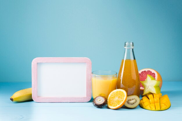 Fruta refrescante e suco com espaço para texto