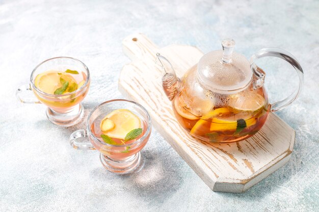 Frutas caseiras e chá de frutas vermelhas com hortelã.