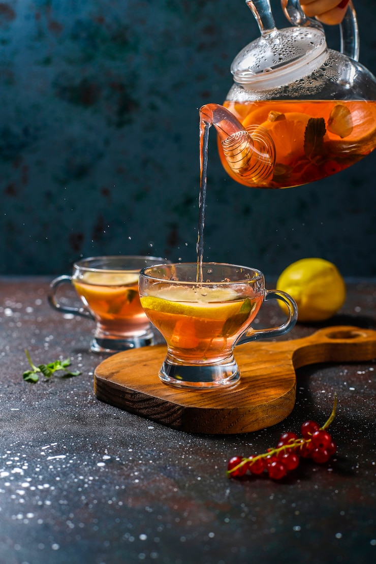 Foto grátis frutas caseiras e chá de frutas vermelhas com hortelã.