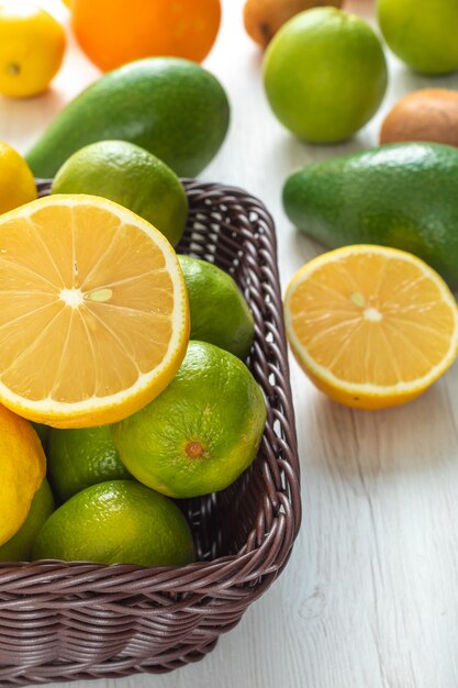 Frutas cítricas abacate limão laranja em uma mesa de madeira