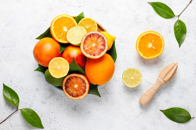 Frutas cítricas com diversas frutas cítricas, limão, laranja, limão, laranja pigmentada, fresca e colorida, vista superior
