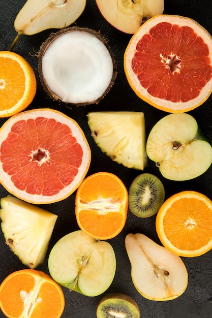 Frutas coloridas maduras maduras suculento bonito bonito isolado em uma mesa cinza