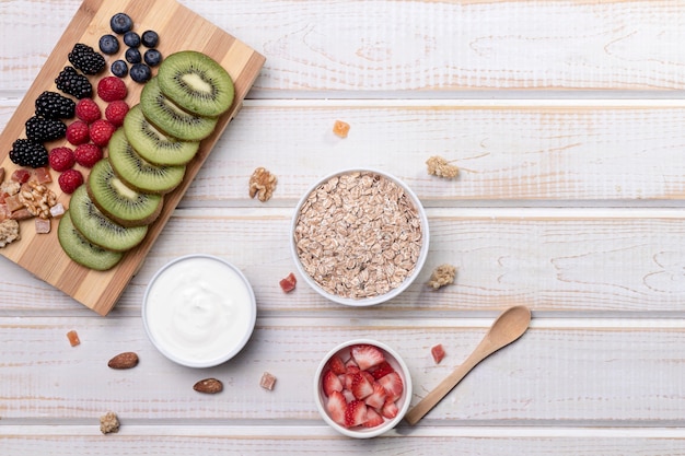 Frutas com iogurte e granola na mesa