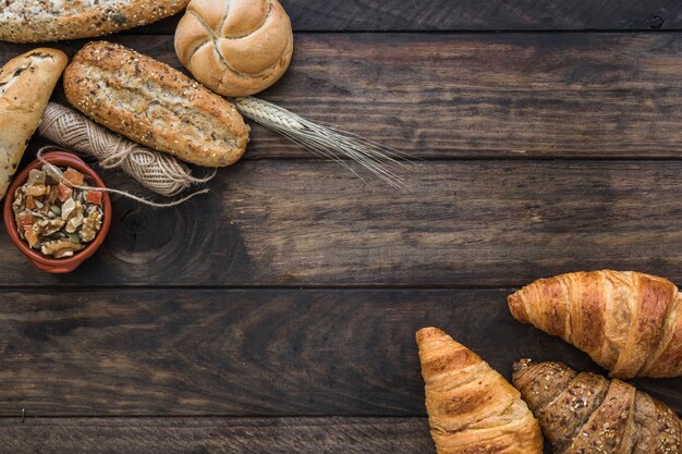 Frutas cristalizadas perto de fio e pão