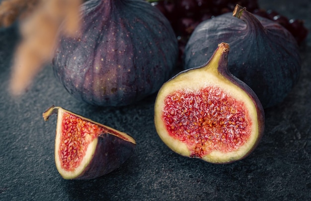 Foto grátis frutas de figo fechadas em um fundo escuro desfocado