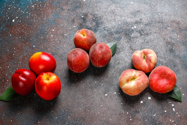 Frutas de verão: pêssegos, nectarina e pêssegos, vista superior