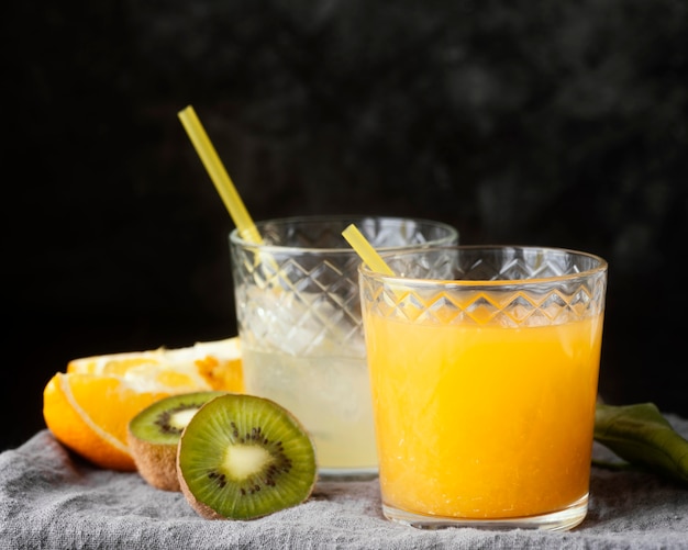 Frutas deliciosas e suco de laranja