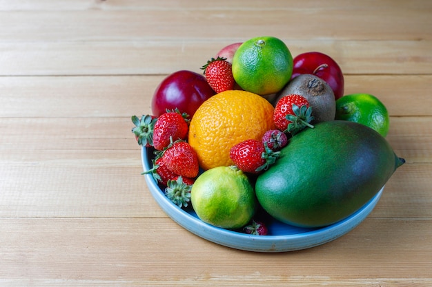 Foto grátis frutas e bagas orgânicas frescas variadas.