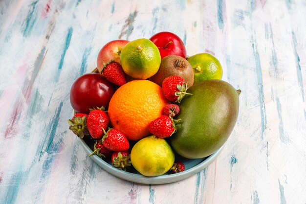 Frutas e bagas orgânicas frescas variadas.