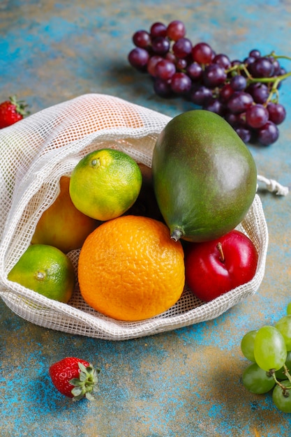 Foto grátis frutas e bagas orgânicas frescas variadas.