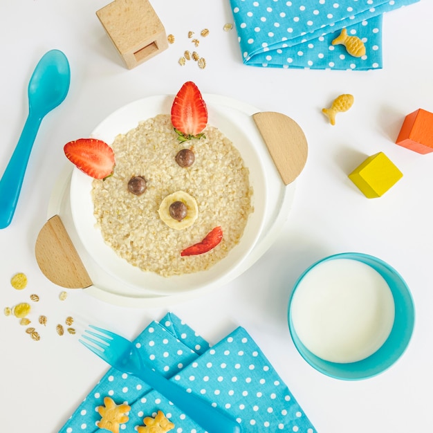 Foto grátis frutas e cereais em forma de urso de postura plana