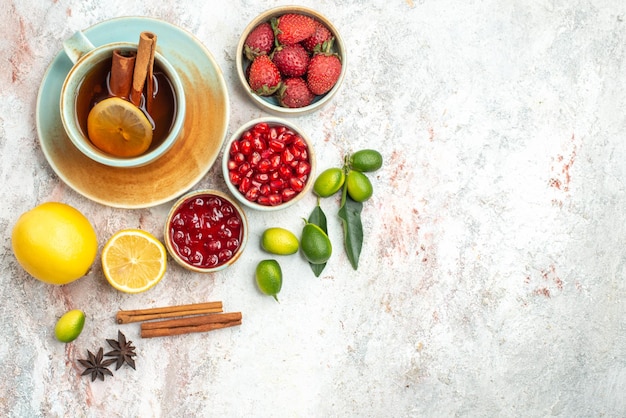 Frutas e chá uma xícara de chá canela frutas cítricas frutas geléia biscoitos