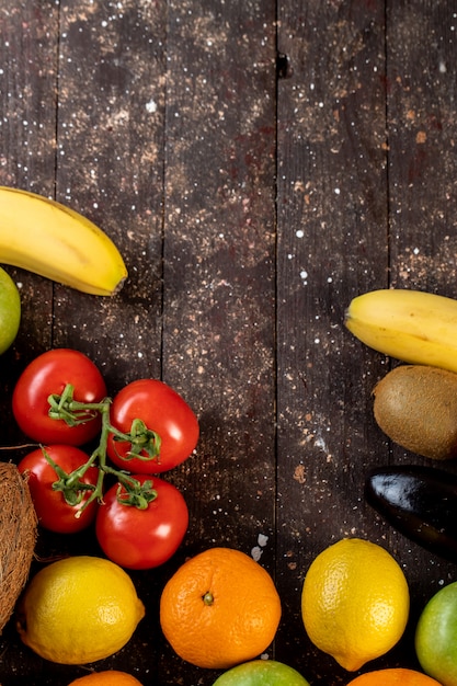 Frutas e legumes em uma mesa de madeira