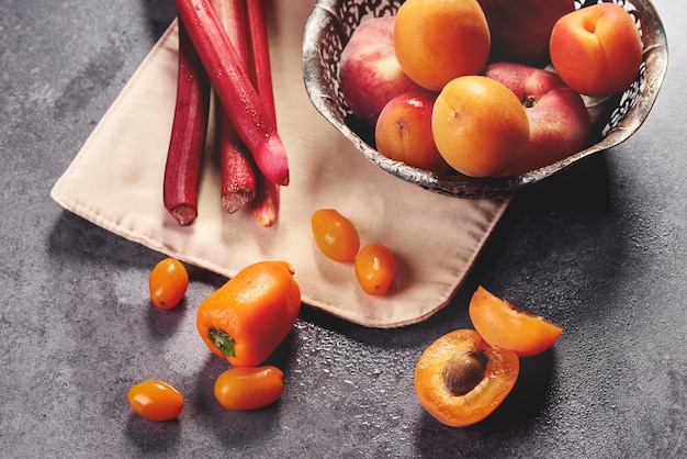 Foto grátis frutas e vegetais amarelos na cozinha